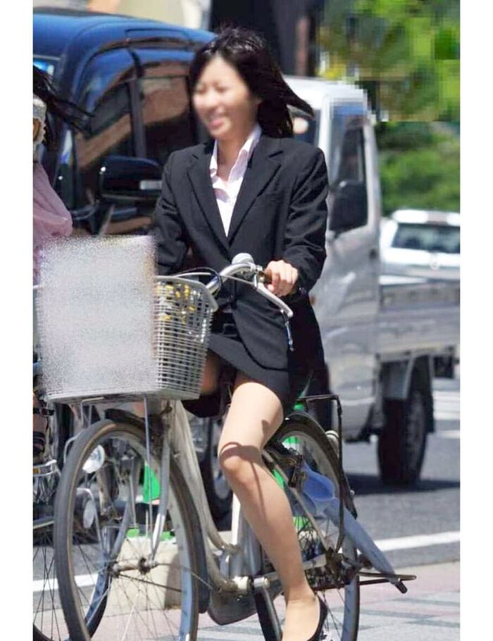 Bicycle panchira! Erotic image that looked like pants from the tight skirt of an office lady 19th image