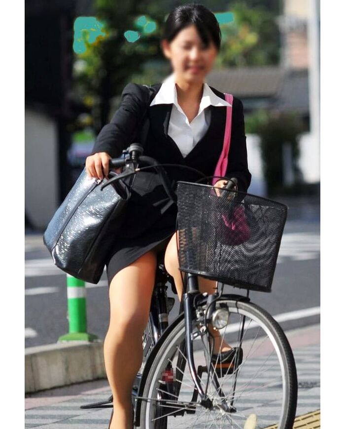 Bicycle panchira! Erotic image that looked like pants from the tight skirt of an office lady 2th image
