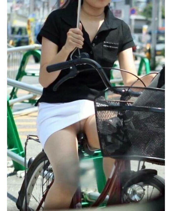 Bicycle panchira! Erotic image that looked like pants from the tight skirt of an office lady 22th image