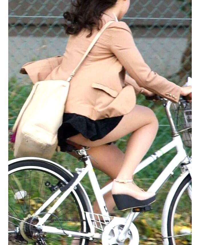Bicycle panchira! Erotic image that looked like pants from the tight skirt of an office lady 23th image