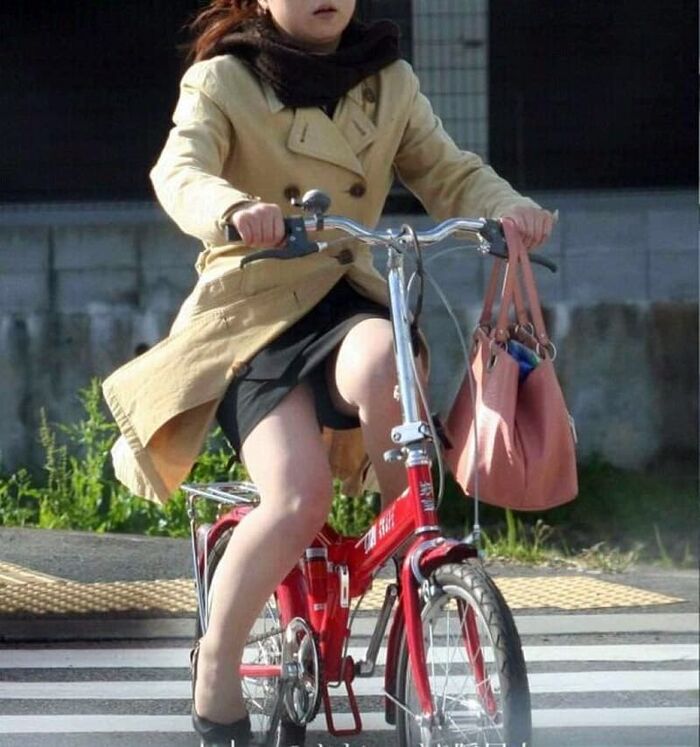 Bicycle panchira! Erotic image that looked like pants from the tight skirt of an office lady 24th image