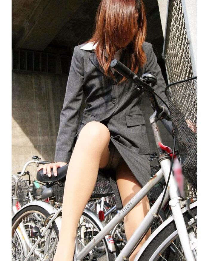 Bicycle panchira! Erotic image that looked like pants from the tight skirt of an office lady 5th image