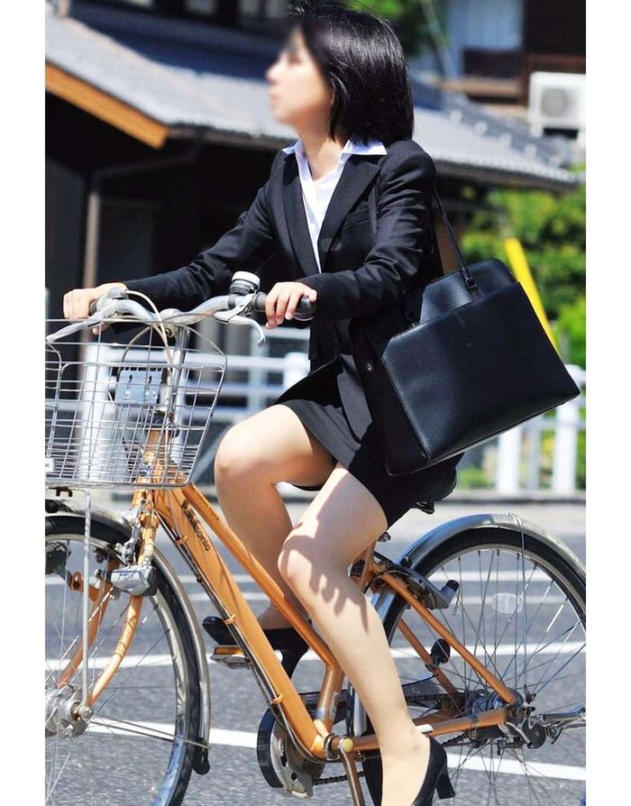 Bicycle panchira! Erotic image that looked like pants from the tight skirt of an office lady 7th image