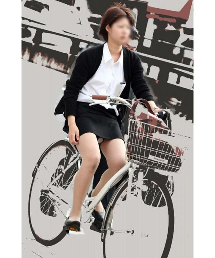 Bicycle panchira! Erotic image that looked like pants from the tight skirt of an office lady 9th image