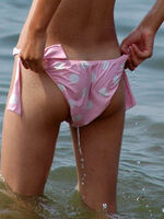 Swimsuit adsorption image! When wet fabric sticks to the body ... Very erotic