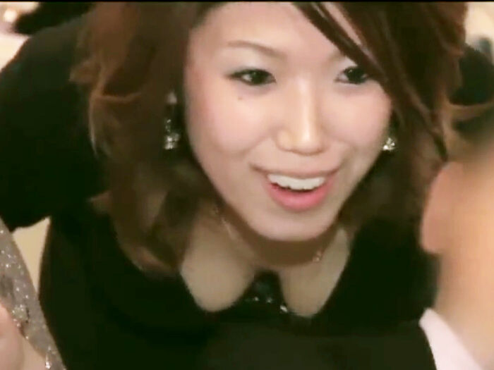 結婚披露宴の受付で胸チラしちゃっているお姉さんを隠し撮り 13th image