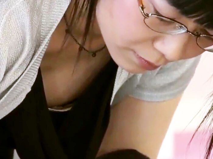 結婚披露宴の受付で胸チラしちゃっているお姉さんを隠し撮り 2th image