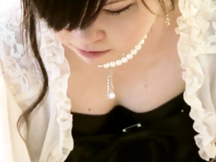 結婚披露宴の受付で胸チラしちゃっているお姉さんを隠し撮り 22th image