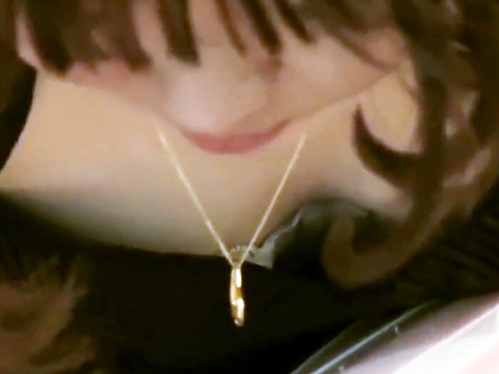 結婚披露宴の受付で胸チラしちゃっているお姉さんを隠し撮り 24th image