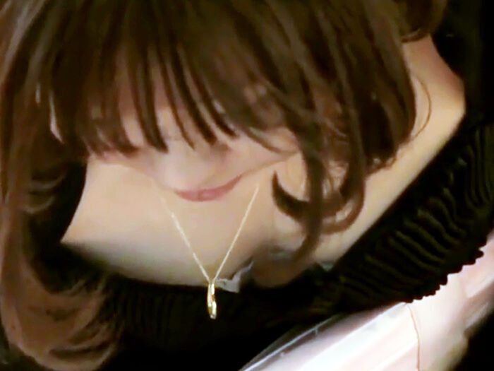 結婚披露宴の受付で胸チラしちゃっているお姉さんを隠し撮り 25th image