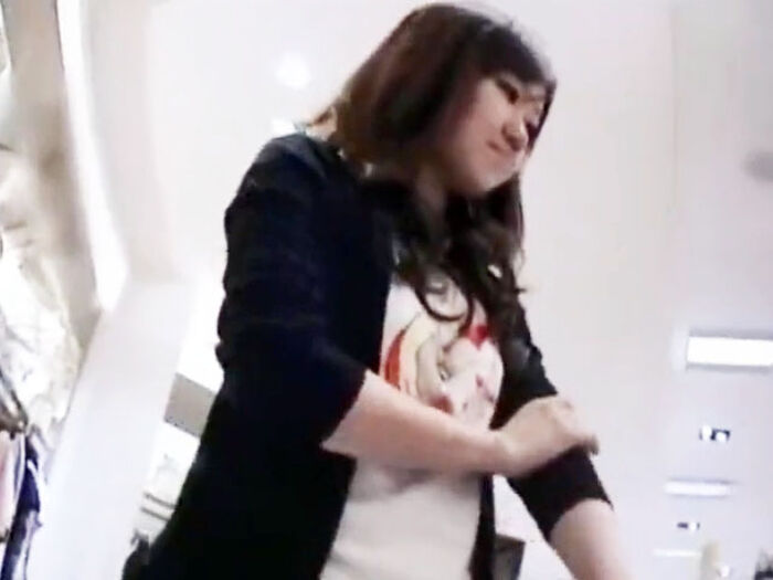 An upside-down video of a shop clerk whose lower body is too erotic than it looks 2th image