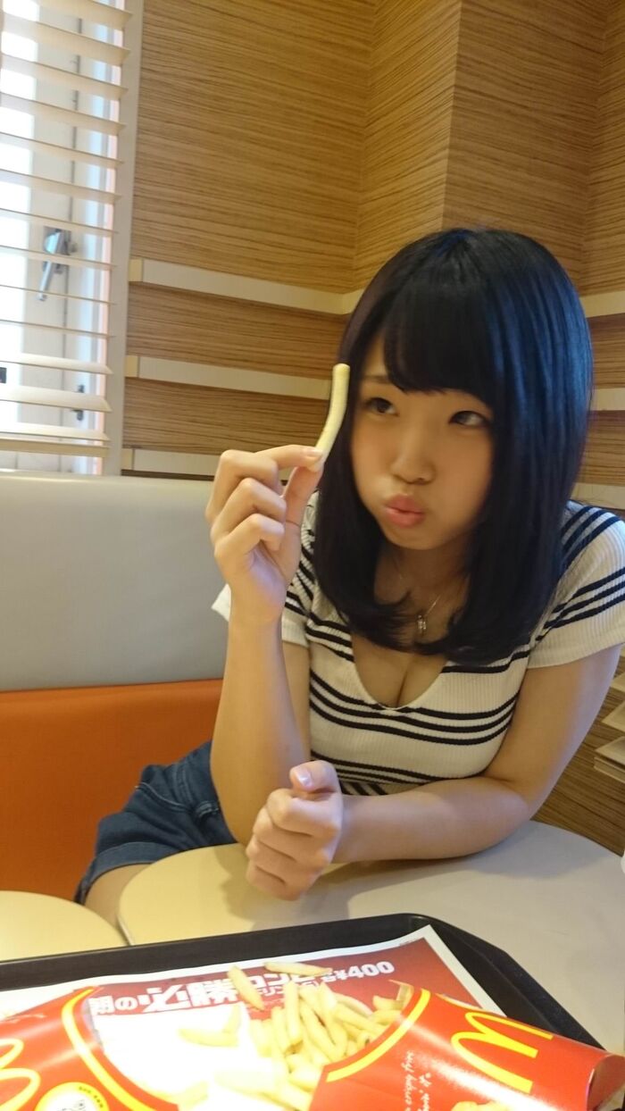There are a lot of women with big breasts these days, aren't they? wwwww 16th image