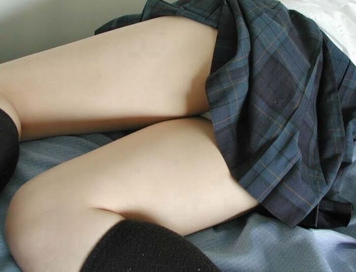 Beautiful leg girls who seem to feel comfortable when they sandwich Ji ○ with smooth thighs 15th image