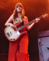 [Image] A rock girl who plays the bass with her boobs exposed is discovered wwwww