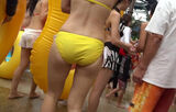 Erotic images that follow the buttocks of girls in swimsuits