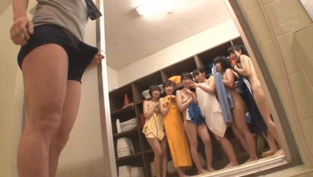 Cheer girls who were peeked into the bath ran away in search of ... GIF image of a super carnivorous girl 8th image