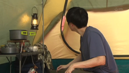 The true intention of a girl who fits into a solo camp is fishing! ?? GIF image of a male camper doing it in a tent 15th image