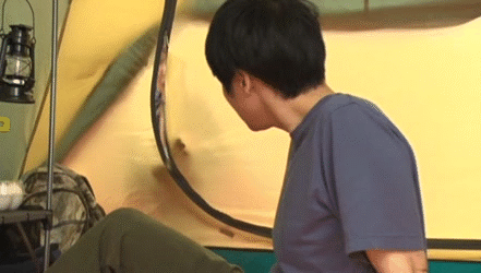 The true intention of a girl who fits into a solo camp is fishing! ?? GIF image of a male camper doing it in a tent 8th image