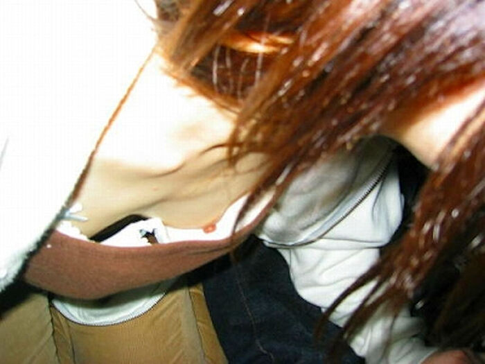 A chest that makes you want to look closer ... Breast chillero image of a small breasts girl who bent forward 12th image