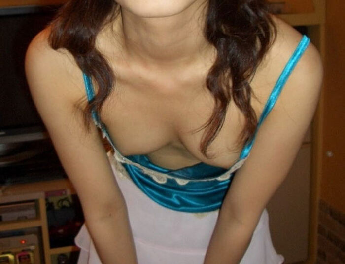 A chest that makes you want to look closer ... Breast chillero image of a small breasts girl who bent forward 14th image