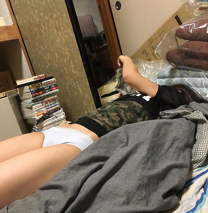 女の子の裸って生活感のある部屋の中で撮られたものが一番なまなましい…興奮度桁違いの家庭内盗撮画像 13th image