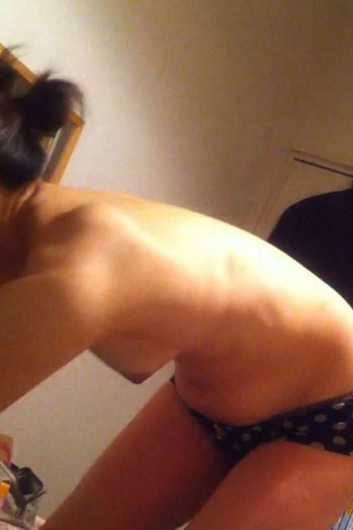 女の子の裸って生活感のある部屋の中で撮られたものが一番なまなましい…興奮度桁違いの家庭内盗撮画像 6th image