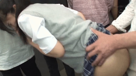 スカートが短すぎる女子●生…簡単にチンポを挿れられてしまう！？無防備な尻まる見え痴かんGIF画像 17th image