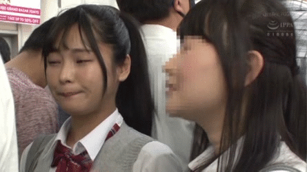 スカートが短すぎる女子●生…簡単にチンポを挿れられてしまう！？無防備な尻まる見え痴かんGIF画像 3th image