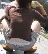 The panchira above the waist of a squatting girl is sexy ... An obscene ass that makes you a little happy! Panty shot image above the waist taken in the city