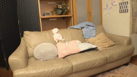I unexpectedly had eyes with my opponent during masturbation ... GIF image that runs away with embarrassment and 5th image