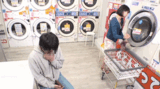 A man's masturbation that makes a woman a ... sex GIF image attacked by a lady who gets panchira at a coin laundromat