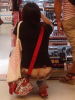 Even if I look at it now, I don't know why it became popular... Low Rise! A city shot image of a crack in the buttocks