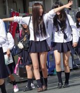 パンチラしてるのか…見えそうで見えないギリギリが興奮する！！ちょー短いスカートのJk街撮り画像