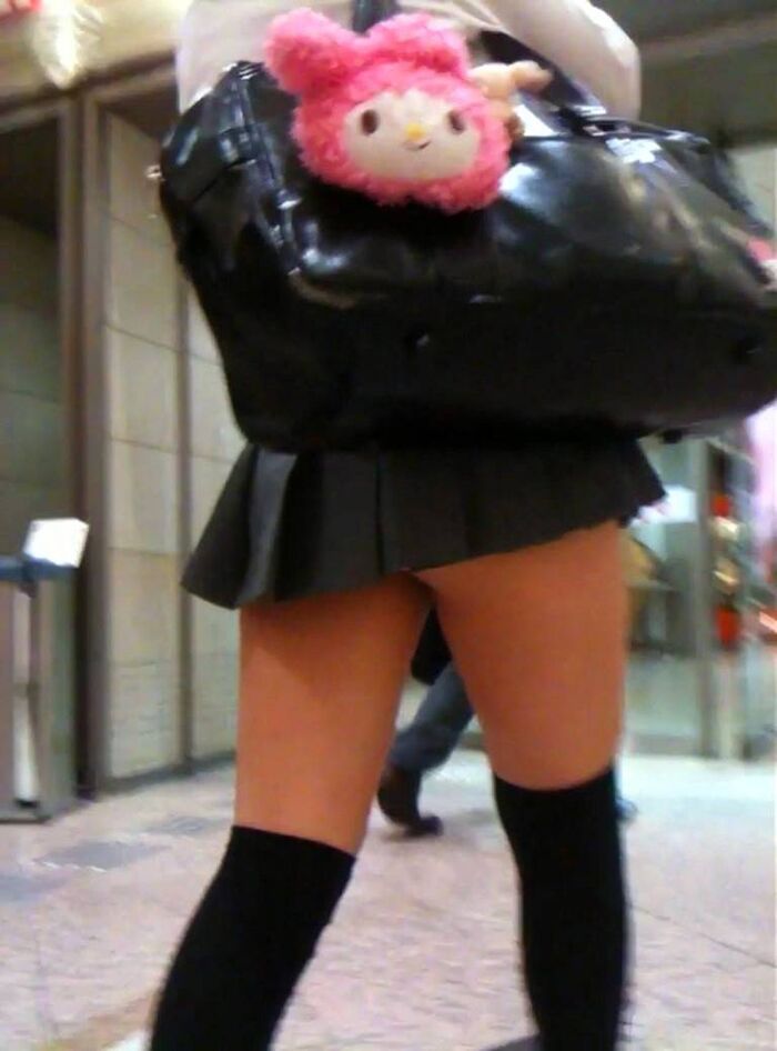 [Miniskirt street shooting image] Wow ... It looks like it's about to happen! A city shot image where the skirt is too short and a girl on the verge of panchira involuntarily gets an erection 6th image