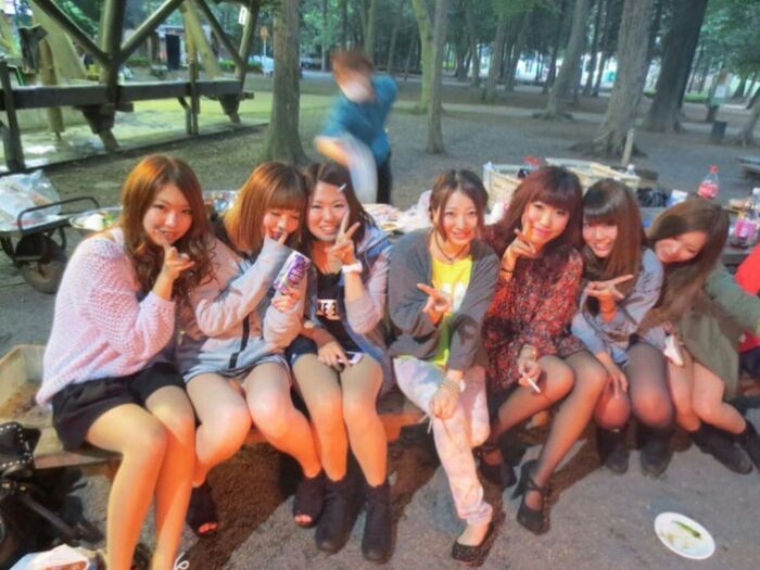 [Group panchira erotic image] When a girl takes a commemorative photo, someone always gets a panchira! Group panchira images found on Instagram and Facebook 11th image