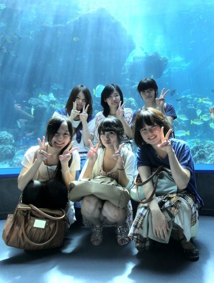 [Group panchira erotic image] When a girl takes a commemorative photo, someone always gets a panchira! Group panchira images found on Instagram and Facebook 7th image