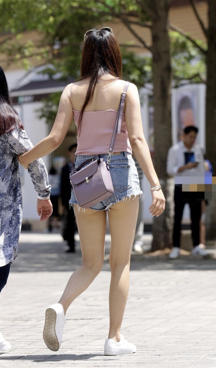 The thighs boldly exposed from the miniskirt and hot pants are sexy ... Extraordinarily sexy beautiful legs erotic image 11th image