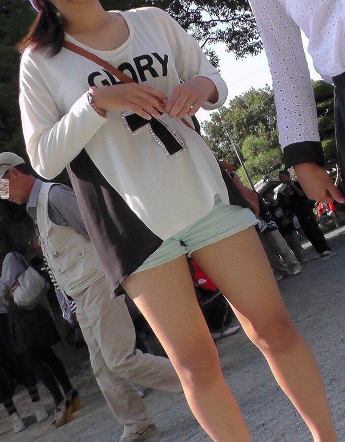 The thighs boldly exposed from the miniskirt and hot pants are sexy ... Extraordinarily sexy beautiful legs erotic image 17th image