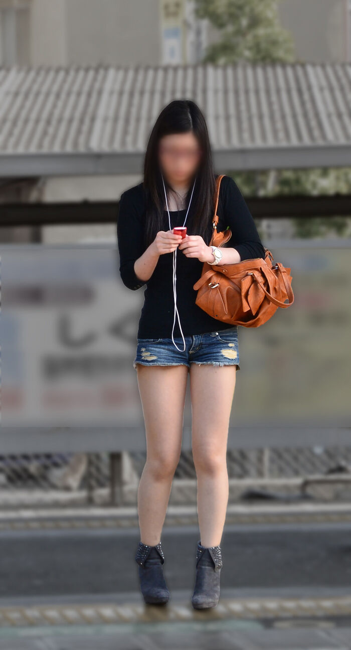 The thighs boldly exposed from the miniskirt and hot pants are sexy ... Extraordinarily sexy beautiful legs erotic image 21th image