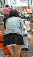 [Mom with child street shooting image] This is the buttocks after childbirth ... The big buttocks of the mom with the child are clearly inviting a man www