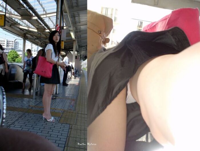 【逆さ撮りエロ画像】駅のホームで電車待ちしてるお姉さんは足元に注意しましょう…隙きを見せたら即隠し撮りされちゃう逆さ撮り画像 4th image
