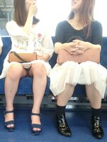 【電車内隠し撮り画像】電車の中で隠し撮られた素人のリアルな股間…パンチラ撮り放題な現代社会の電車www