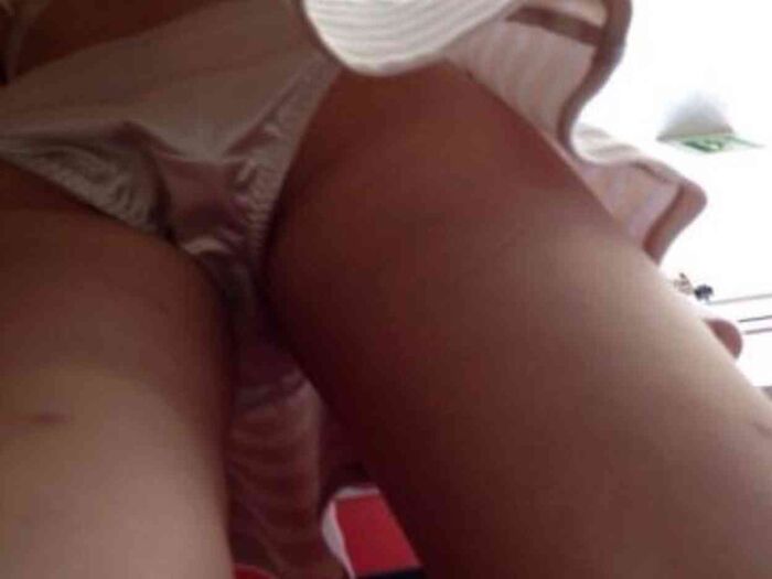 - [Low angle erotic image] In the skirt that peeked out from a little ... The lower body of an amateur girl is an obscene low-angle hidden camera www 7th image