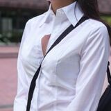 - [Paisla erotic image] The string of the diagonal bag presses on the boobs ... Paisla image with a soft bulge