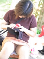 [Married woman panchira image] This is a postpartum crotch ... Panty shot hidden camera image of a mom with a child exposed unprotected in the city