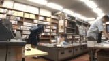 【痴かんGIF】イヤホンで大音量はキケン…痴かんされも気づかない女子●生が犯される一部始終wwww