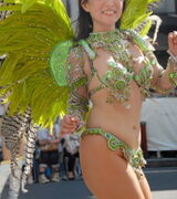 - [Sambaero image] Boobs on the verge of being on a radical T-back ... Japan's Samba Carnival is very excited on the street wwww