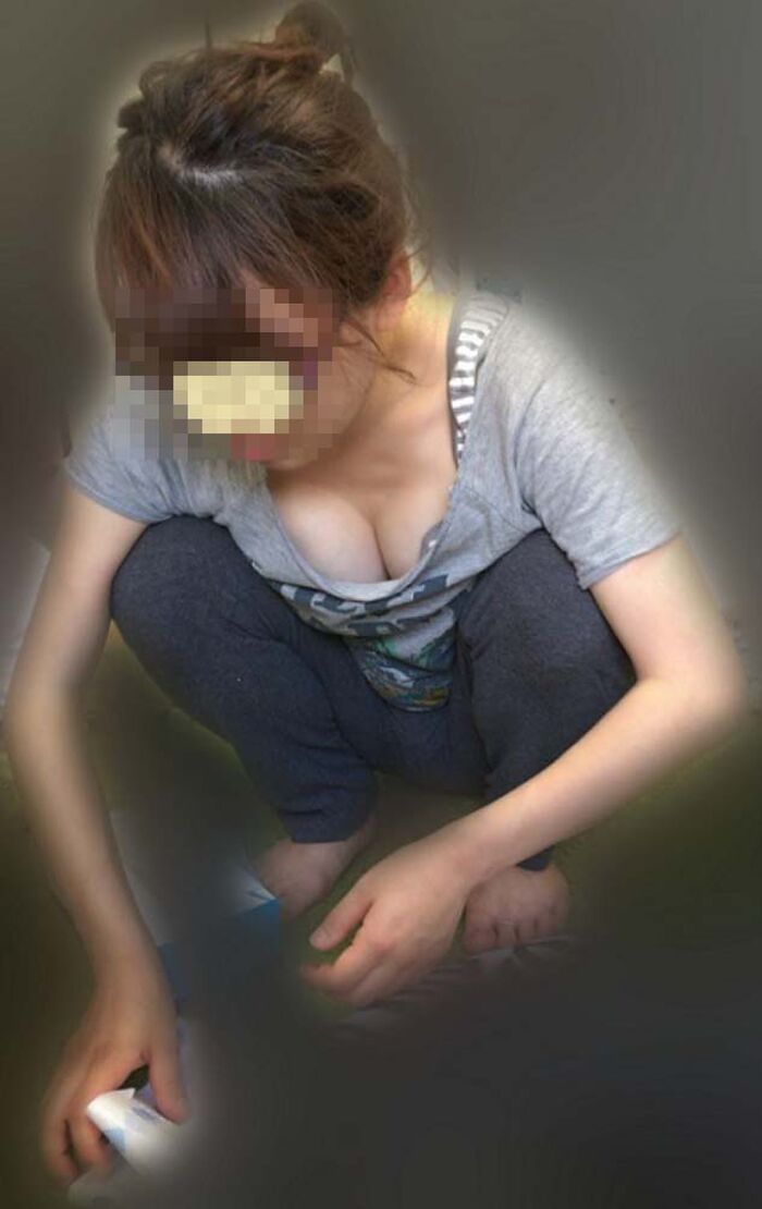 なんて無防備なおっぱい！？胸元からチラッと覗く谷間が色っぽい素人の胸チラ画像 11th image