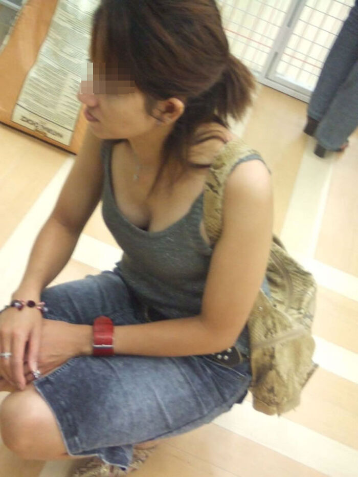 なんて無防備なおっぱい！？胸元からチラッと覗く谷間が色っぽい素人の胸チラ画像 12th image