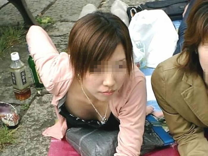 なんて無防備なおっぱい！？胸元からチラッと覗く谷間が色っぽい素人の胸チラ画像 13th image